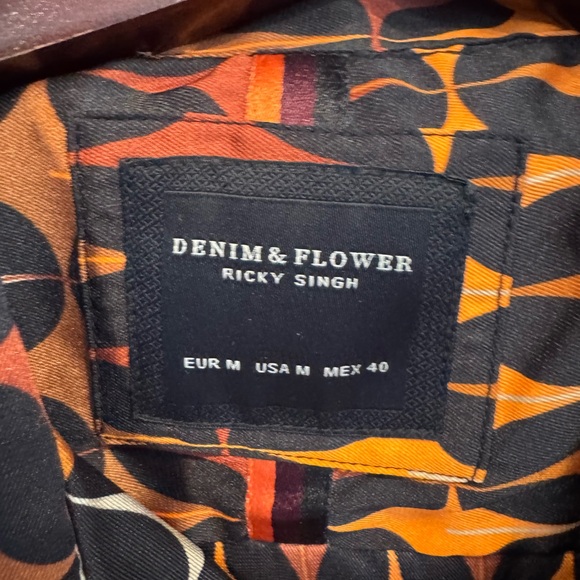 🚨Men’s Medium Denim & Flower Button Down Tee🚨 - Picture 2 of 2